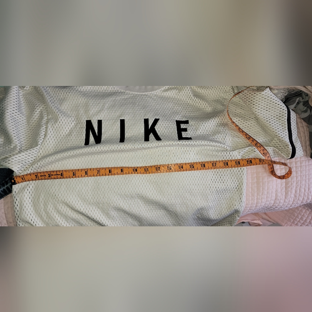 Nike White Boxy Short Sleeve T-Shirt SIZE MEDIUM - Picture 7 of 7